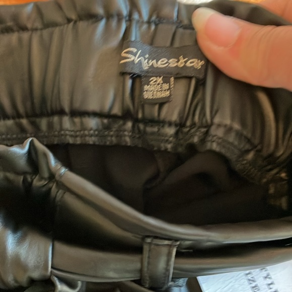 NEW black faux, leather pants with big front pockets & belt plus Size - Picture 4 of 7